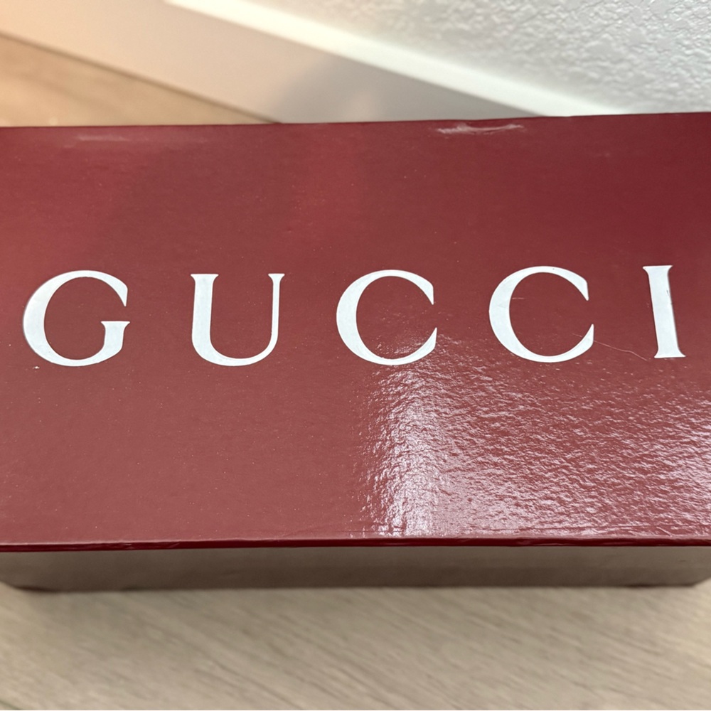 Gucci Red Logo Presentation Box

2 dust bags
Extra laces
Gucci shopping bag